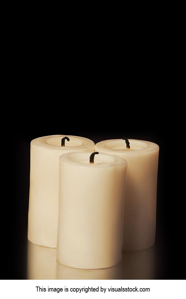 Arranging ; Black background ; Candlelight ; Candl