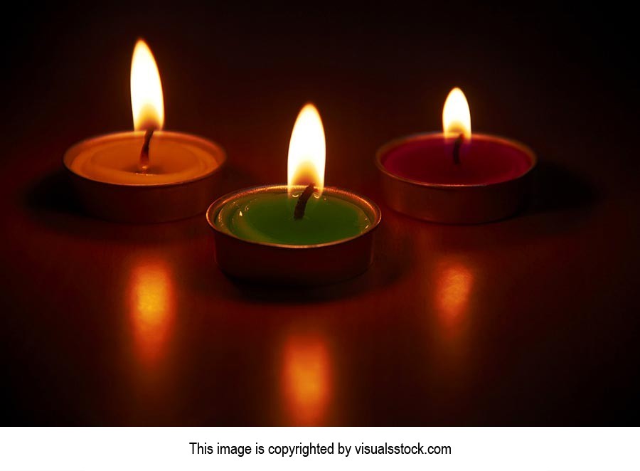 Arranging ; Black background ; Burning ; Candlelig