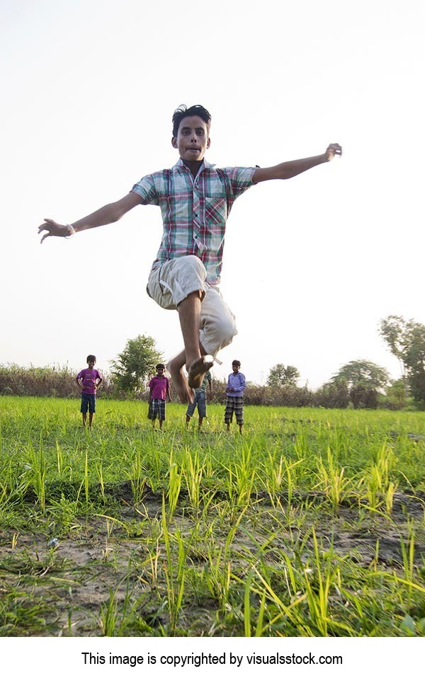 3-5 People ; Agriculture ; Arms Outstretched ; Bon