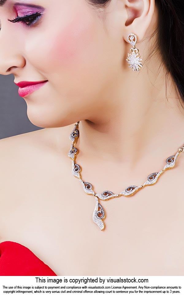 Beautiful woman Model diamond necklace And Earring