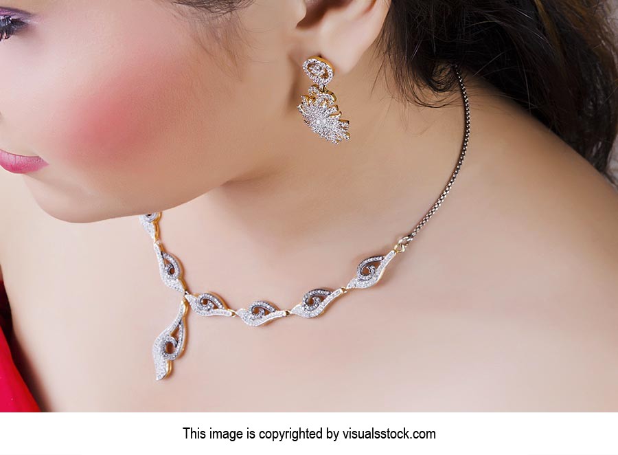 woman Model diamond necklace And Earrings Designs 