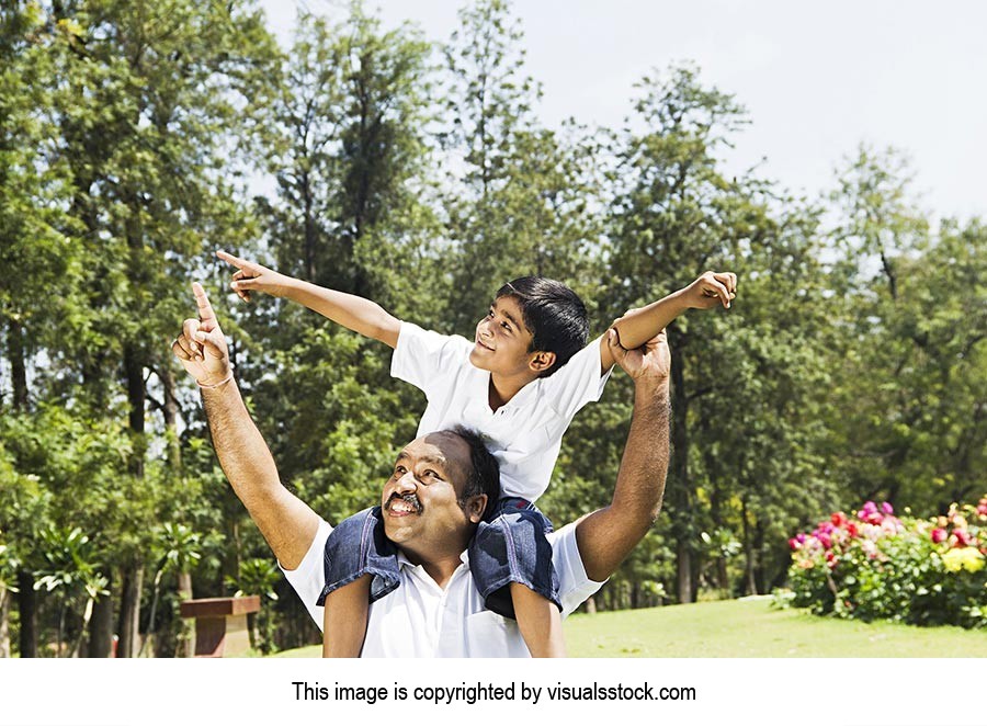 2 People ; 50-60 Years ; Adult Man ; Arms Raised ;