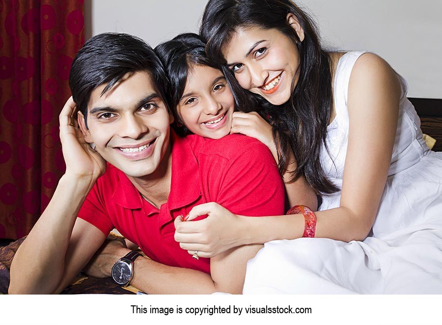 25-30 Years ; 3-5 People ; Adult Man ; Adult Woman