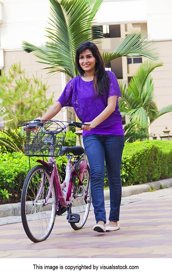 1 Person Only ; 25-30 Years ; Adult Woman ; Apartm