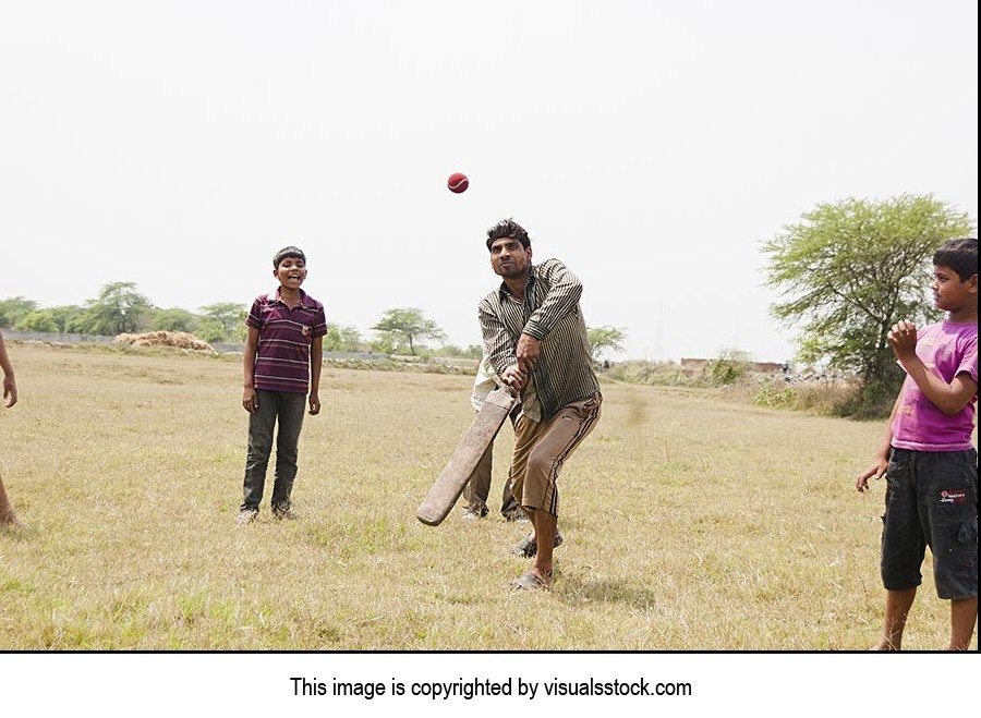 3-5 People ; Action ; Adult Man ; Ball ; Bat ; Bat