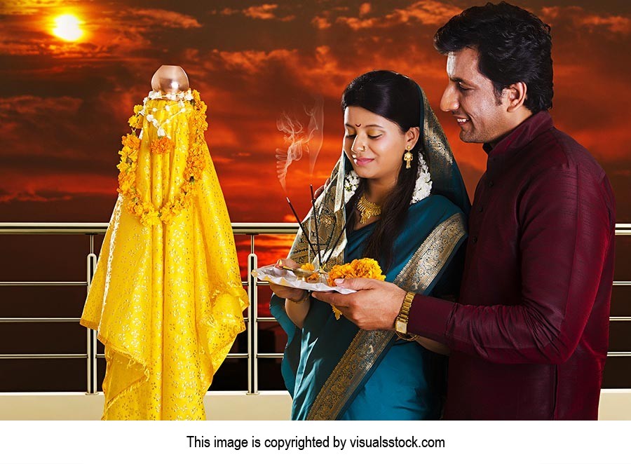 2 People ; 25-30 Years ; 30-40 Years ; Aarti ; Adu