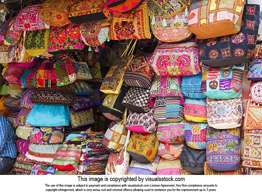 Abundance ; Arranging ; Arts ; Bag ; Color Image ;