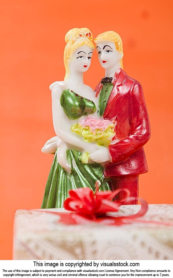 Newly Married Love-Couple Showpiece Figurine With Gift-Box Birthday  Anniversary Love-Gift