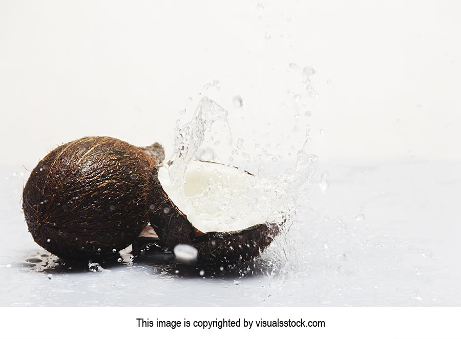 Breaking ; Close-Up ; Coconut ; Color Image ; Copy