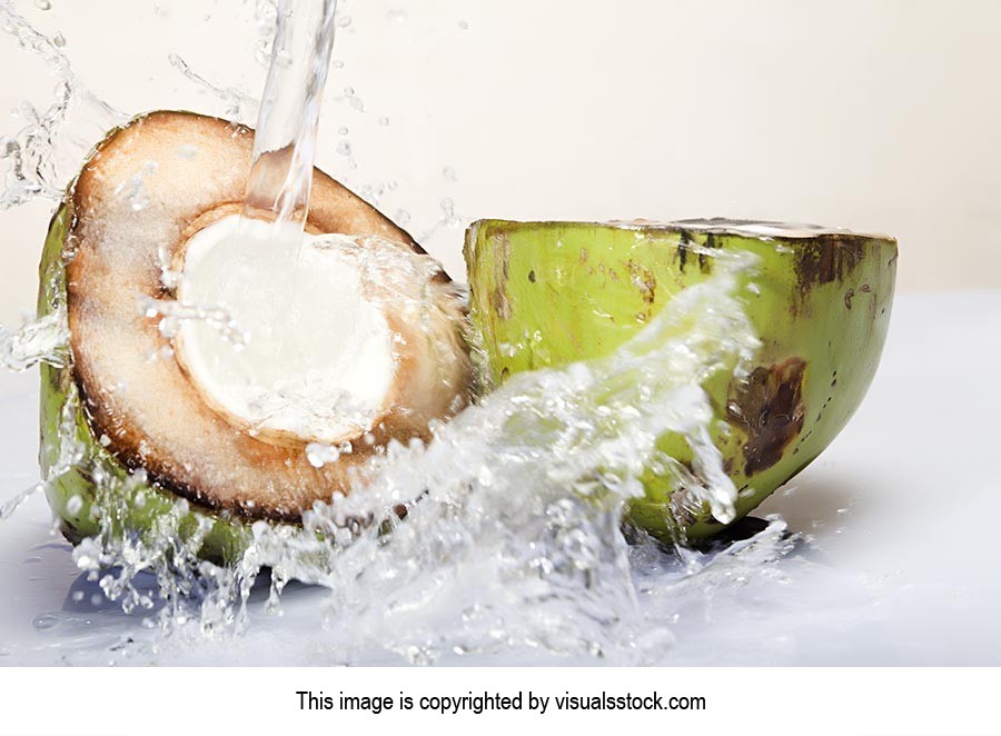 Breaking ; Close-Up ; Coconut ; Color Image ; Crea