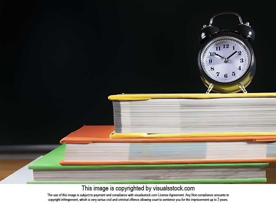 Absence ; Black Background ; Book ; Clock ; Close-