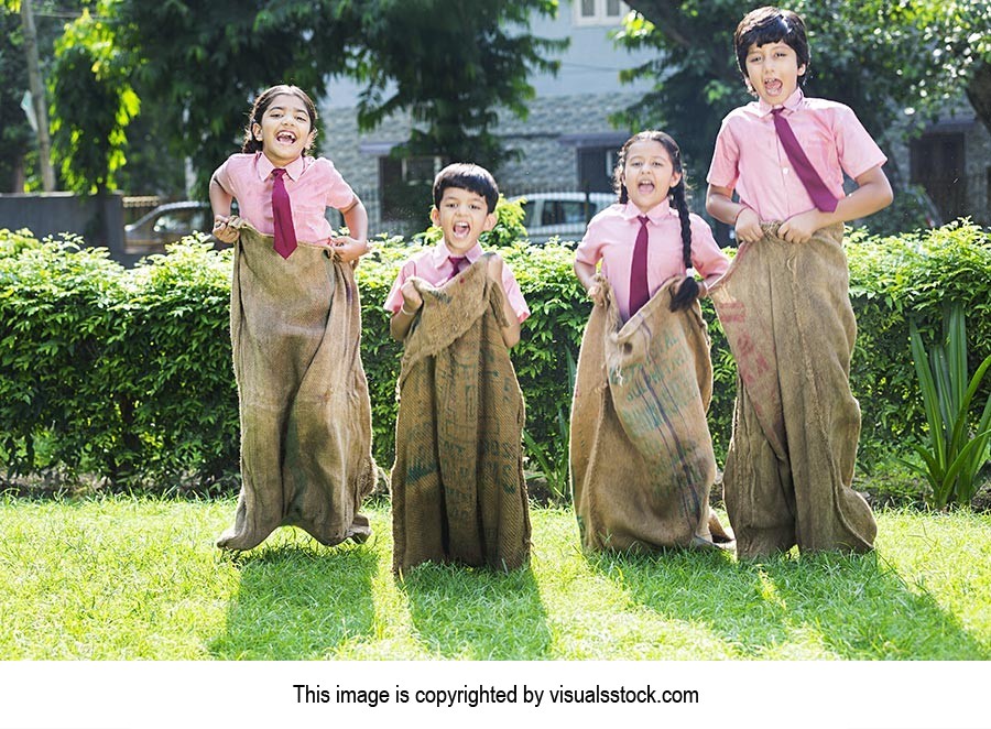 3-5 People ; Boys ; Cheering ; Classmate ; Color I