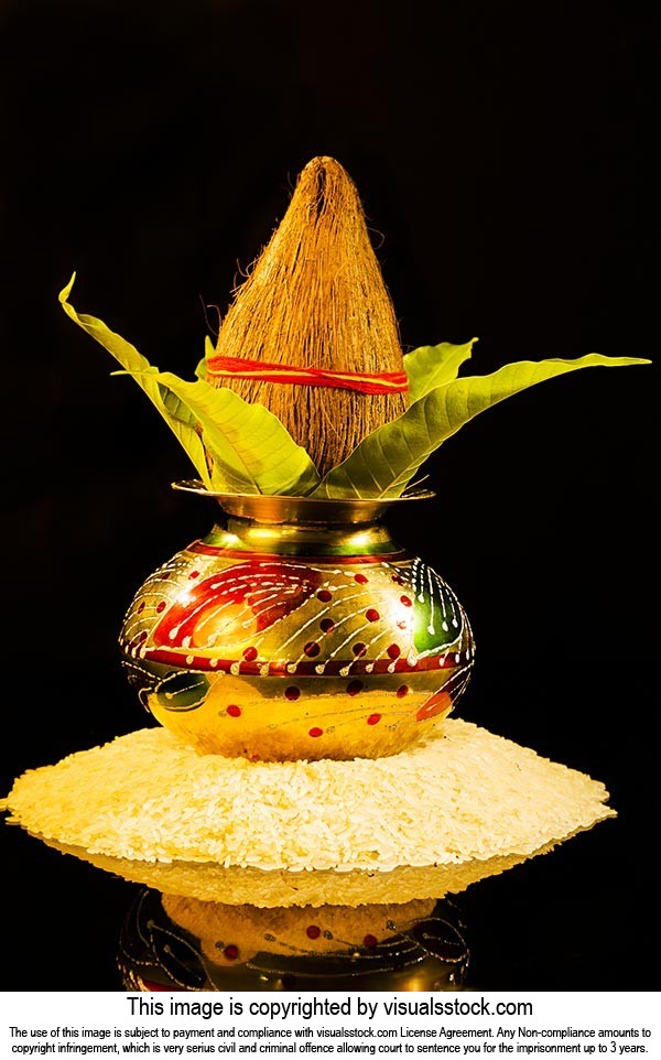 Đồ trang trí dừa xoài Kalash với gạo cho người Hindu... là những sản phẩm độc đáo và đầy tính sáng tạo. Sự kết hợp hoàn hảo giữa các nguyên liệu truyền thống sẽ khiến khán giả muốn khám phá và tìm hiểu hơn về văn hóa và tâm linh của người dân nơi đây.