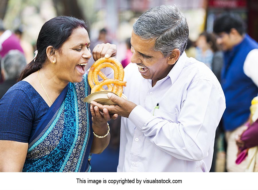 2 People ; 50-60 Years ; Adult Man ; Adult Woman ;