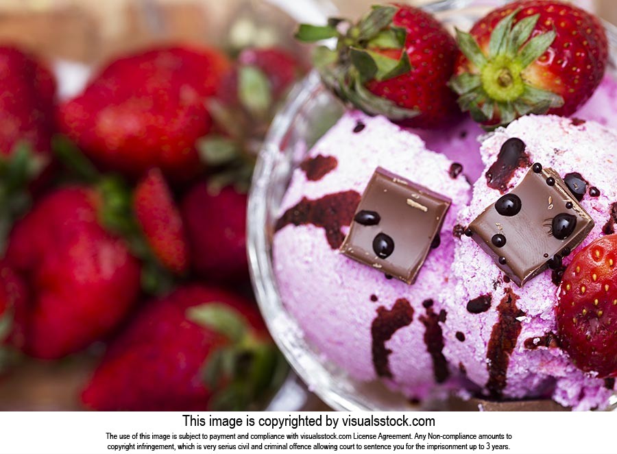 Bowl ; Chocolate ; Close-Up ; Color Image ; Creati