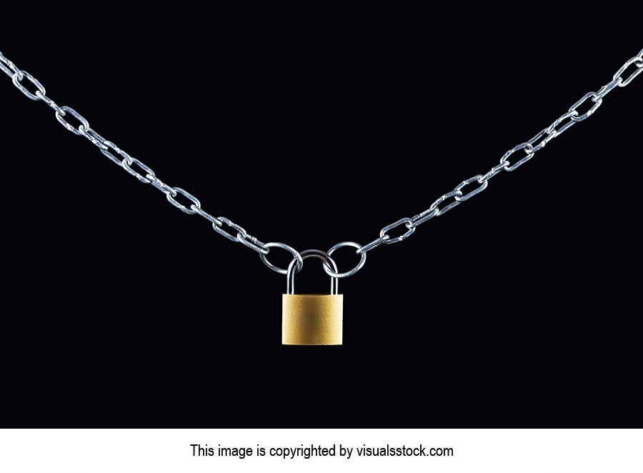 Black Background ; Chain ; Close-Up ; Closed ; Col