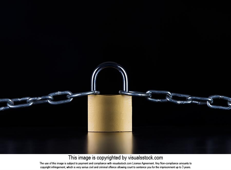Black Background ; Chain ; Close-Up ; Closed ; Col