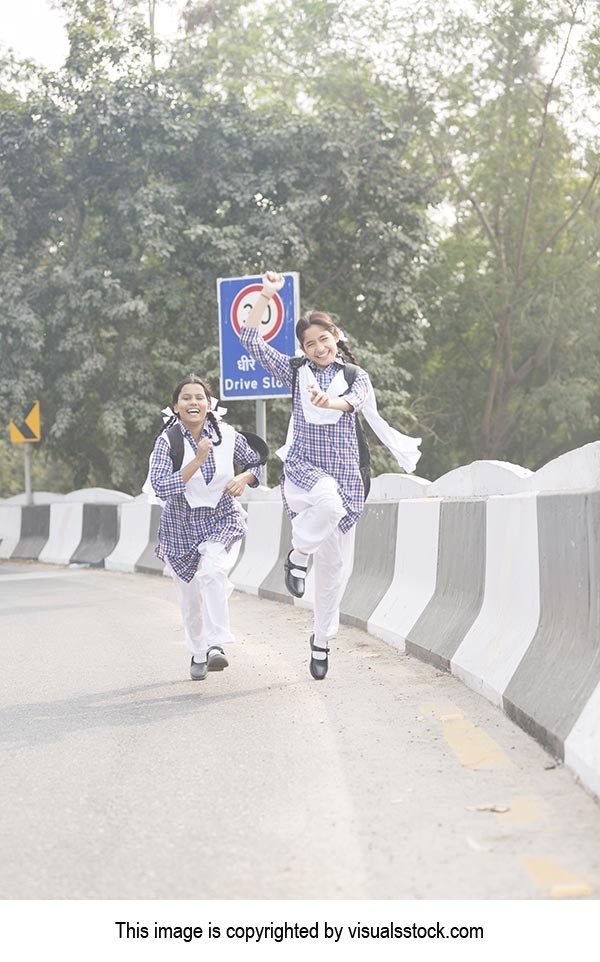 2 People ; Bag ; Bonding ; Bridge ; Carrying ; Che