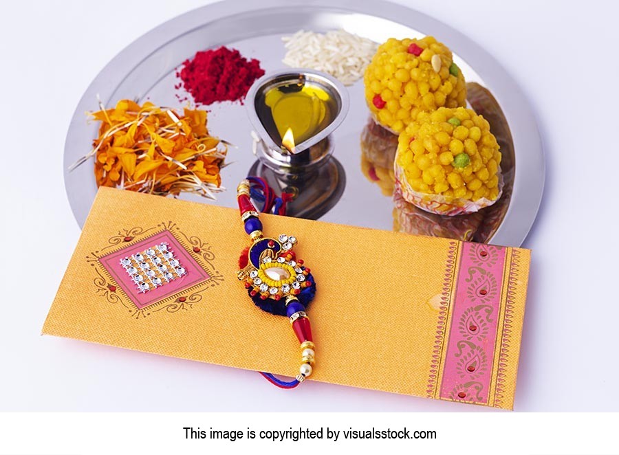 Arranging ; Celebrations ; Close-Up ; Color Image 