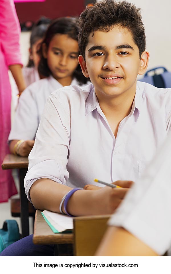 3-5 People ; Boys ; Classmate ; Classroom ; Color 