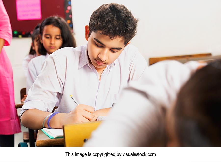 3-5 People ; Boys ; Classmate ; Classroom ; Color 