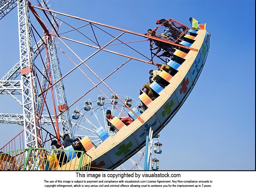 Amusement Park ; Blue Sky ; Cheering ; Color Image