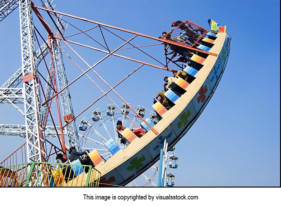 Amusement Park ; Blue Sky ; Cheering ; Color Image