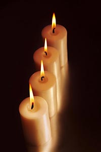 Arranging ; Black background ; Burning ; Candlelig