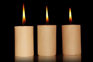 Arranging ; Black background ; Burning ; Candlelig