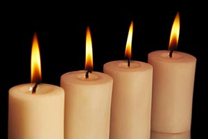 Arranging ; Black background ; Burning ; Candlelig