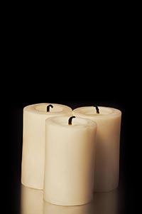Arranging ; Black background ; Candlelight ; Candl