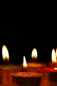 Arranging ; Black background ; Burning ; Candlelig