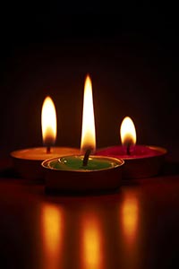 Arranging ; Black Background ; Burning ; Candlelig