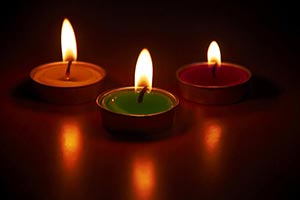 Arranging ; Black background ; Burning ; Candlelig