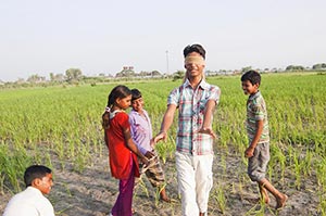 3-5 People ; Agriculture ; Blindfold ; Boys ; Care