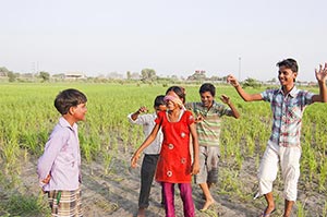 3-5 People ; Agriculture ; Blindfold ; Boys ; Care