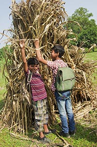 2 People ; Agriculture ; Arms Raised ; Backpack ; 