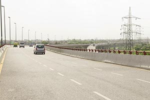 Bridge ; Car ; City Life ; Color Image ; Copyspace