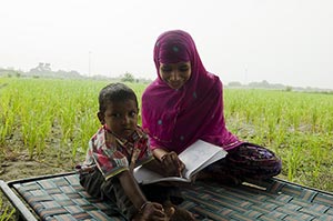 2 People ; Agriculture ; Assistance ; At Home ; Bo