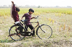 2 People ; Agriculture ; Bicycle ; Bonding ; Boys 