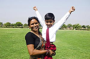 2 People ; 30-40 Years ; Adult Woman ; Arms Raised