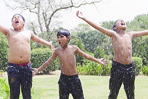 3-5 People ; Arms Outstretched ; Bathing ; Boys ; 