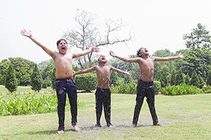 3-5 People ; Arms Outstretched ; Bathing ; Boys ; 