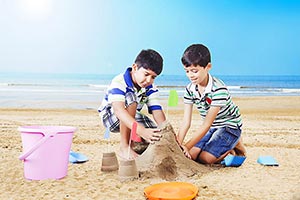 2 People ; Beach ; Boys ; Brother ; Bucket ; Caref