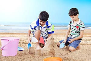 2 People ; Beach ; Boys ; Brother ; Bucket ; Caref