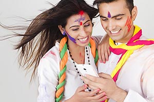 Couple Holi Celebrating Enjoy Reading Message Phon
