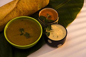 Arranging ; Banana Leaf ; Bowl ; Chutney ; Close-u