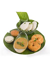 Arranging ; Banana Leaf ; Bowl ; Chutney ; Close-u