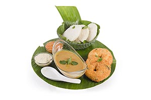 Arranging ; Banana Leaf ; Bowl ; Chutney ; Close-u