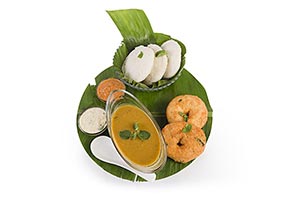 Arranging ; Banana Leaf ; Bowl ; Chutney ; Close-u